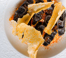 Чёрные равиоли с камчатским крабом