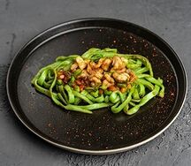 Зеленый удон с креветками