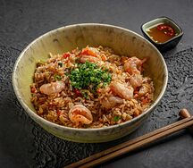 Тайский рис с овощами, креветками и курицей