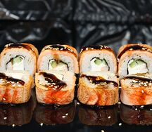 Опаленный лосось и креветка