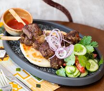 Шашлычки из cвинoй шеи с овощами