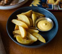 Картофельные дольки с сырным соусом