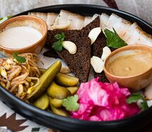 Ассорти солений с салом