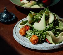 Салат с авокадо и креветками