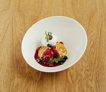 Сырники с соусом из чёрной смородины без мороженого