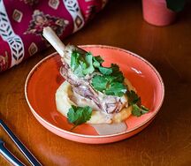 Баранья рулька с пюре картофельным