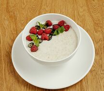 Овсяная каша на молоке с ягодами