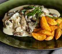 Говядина в сливочно-грибном соусе