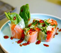 Спринг-ролл с лососем