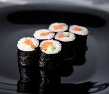 Ролл с лососем и авокадо