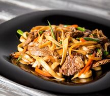 Лапша удон с мясом