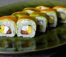 Манго сяке ролл