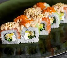 Ролл с лососем и огурцом