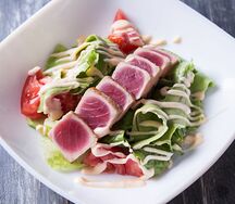 Легкий салат с тунцом и авокадо