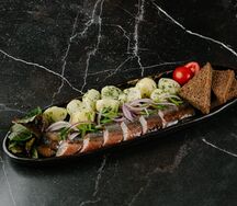 Атлантическая селедка с гренками и ароматным картофелем