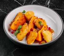 Жареный сыр сулугуни с соусом из белой черешни и сезонной ягодой