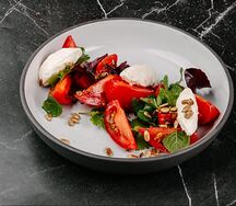 Салат с кубанскими томатами, сливочным сыром и баклажанами