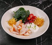 Салат с цыпленком, шпинатом и муссом из сулугуни