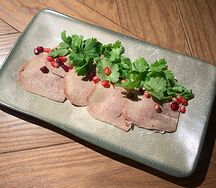 Говяжий язык с соусом Цахтон, орехами и свежим кориандром