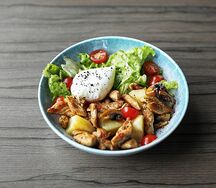 Теплый салат с индейкой, овощами и яйцом пашот