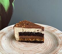 Торт муссовый с фундуком и карамелью