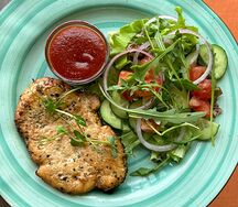Стейк из цыпленка с овощным салатом и соусом BBQ