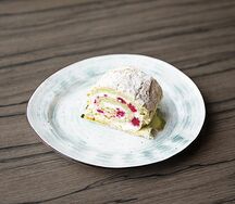 Меренговый рулет с клубникой