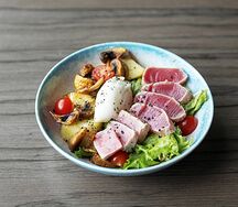 Теплый салат с тунцом, овощами и яйцом пашот
