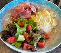 Картофельный драник с беконом и скрэмблом