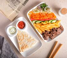 Открытая шаурма на тарелке с говядиной