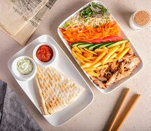 Открытая шаурма на тарелке с курицей