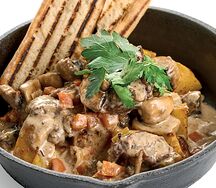 Сковородка с говяжьими щёчками