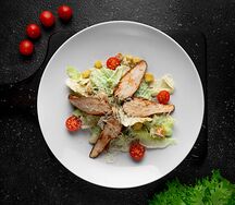 Салат цезарь с курицей