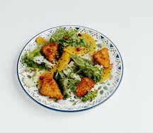 Салат с персиком и жареным сулугуни