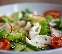 Теплый салат с кальмаром, кабачком и томатами
