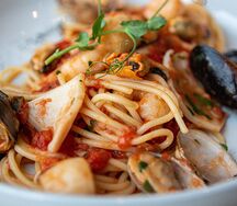 Спагетти с морепродуктами в сливочно-томатном соусе