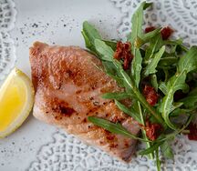 Стейк из тунца в сахарной корочке