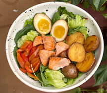 Салат с лососем и маринованным яйцом