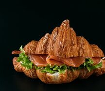 Круассан с норвежской семгой