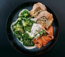 Запеченная брокколи с ореховым соусом