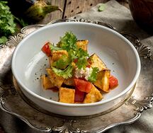 Теплый салат с хрустящими баклажанами и сыром