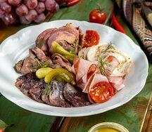 Ассорти мясных деликатесов