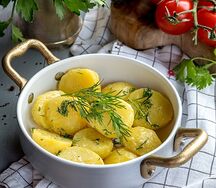 Молодой картофель с зеленью