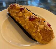 Эклер пломбир-малина