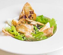 Салат Цезарь с курицей