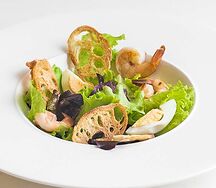 Салат Цезарь с креветками