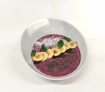 Смузи-боул Черника, йогурт и кокос