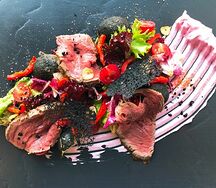 Салат с ростбифом, печеным перцем, картофелем и томатами