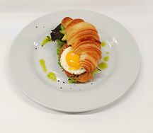 Круассан с лососем