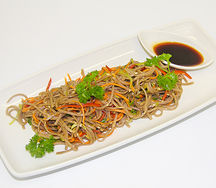 Гречневая лапша с говядиной, овощами и кунжутом